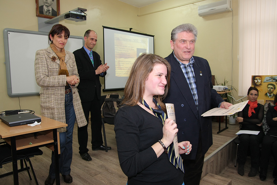 Доцент Кирчо Атанасов награждава с грамота участниците в Народните будители и Аз